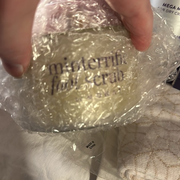 Monat Minterrific Cozy Feet Set - Foot Soak, Moisturizer, and cozy socks- New! - Picture 2 of 5